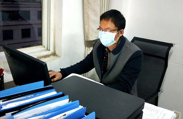 1586243098784784.jpg 圖二:彭濤正在核對(duì)物資數(shù)據(jù).jpg